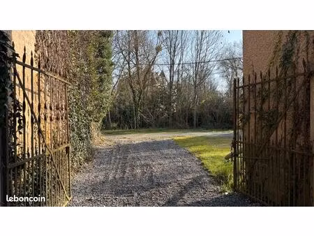 charmante maison de village au sein d'un domaine avec chateau sur plus d'1h de terres