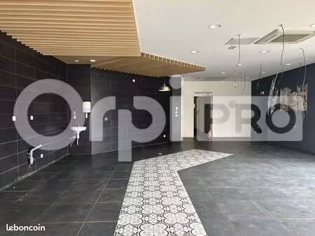 local commercial 325 m²