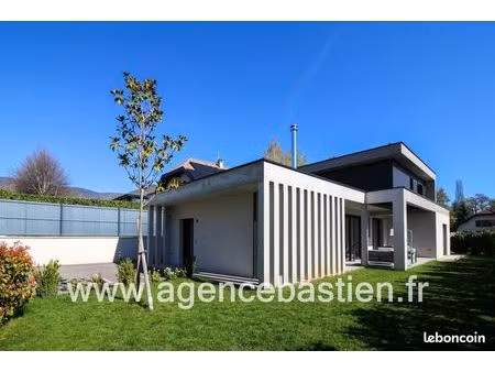 villa 7 pièces 254 m²