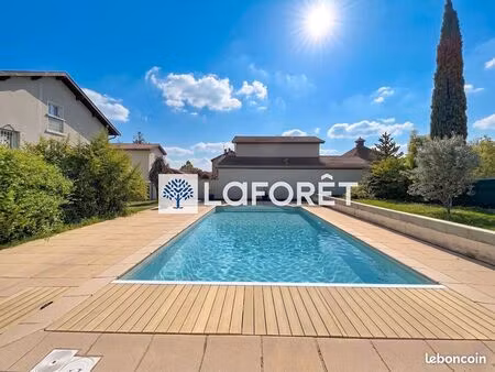 villa 8 pièces 232 m²