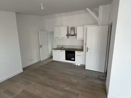 studio refait à neuf à louer