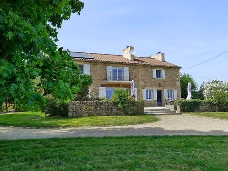 dans un cadre bucolique  très belle ferme bourguignonne en pierre
