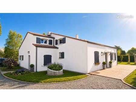 maison familiale avec piscine et terrain arboré