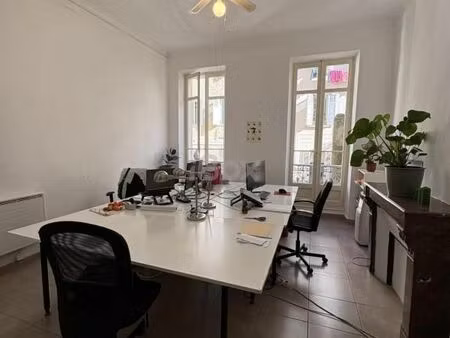 bureau 97 m²