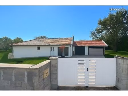maison individuelle de plain-pied avec jardin terrain clôturé