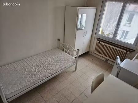 chambre meublée 9m² au calme - proche toutes commodités