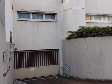 box voiture dans résidence sécurisée