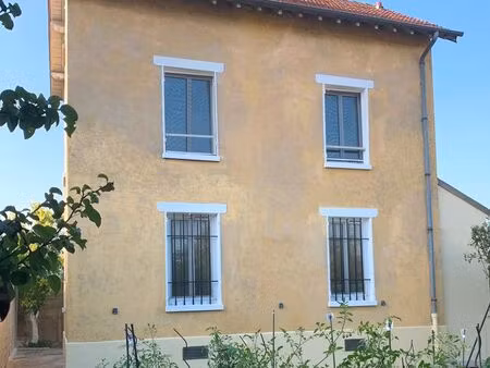 maison 5 pièces avec jardin  située dans un petit village calme  offrant une vue panoramiq