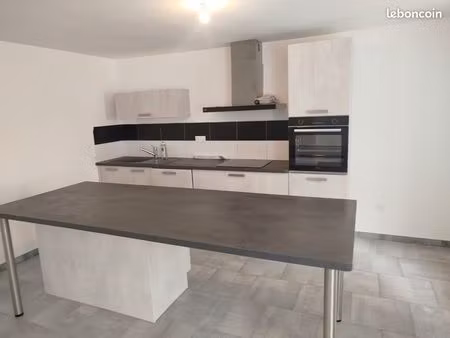 t3 avec cuisine equipee et terasse