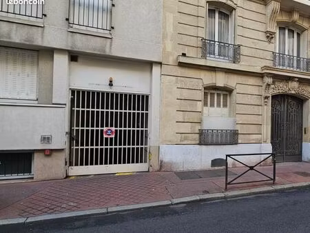 place de parking - rue rivay (mairie levallois)