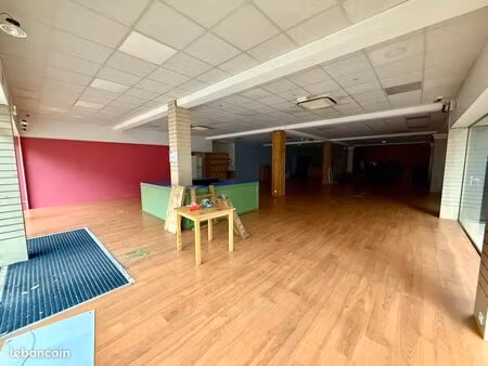local commercial 305 m²