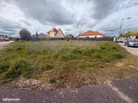terrain 816 m²