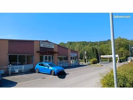 surface commerciale avec bureaux atelier garage sanitaires et parking