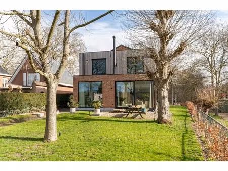 prachtig afgewerkte woning (epc a) met magazijn te branst