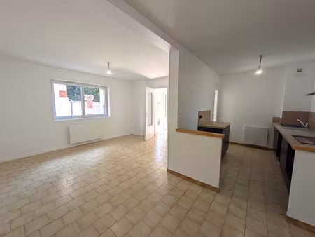 à louer à panissieres – maison de ville de 73 m² - entièrement rénovée - 2 chambres - gran