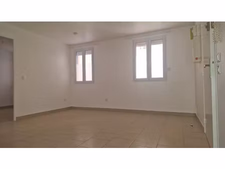 location appartement 2 pièces 35 m² à solliès-pont (83210)
