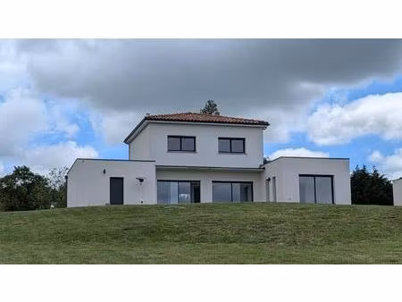 maison contemporaine de 2024 avec vue dominante
