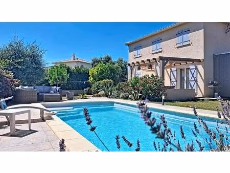 maison 5 pièces avec piscine et studio indépendant offrant un revenu locatif