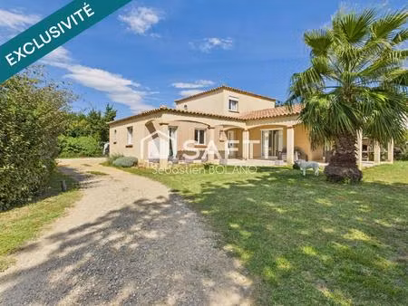 villa lumineuse de 160 m²  grand séjour de 83 m²  suite parentale et jardin arboré.