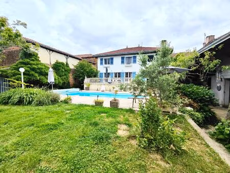 t8 rénové au calme  piscine  garage