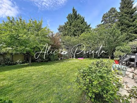 maison familiale lumineuse avec jardin arboré