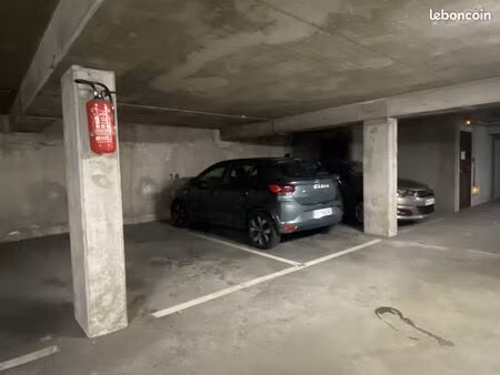 parking au 2ème sous sol d'un immeuble récent