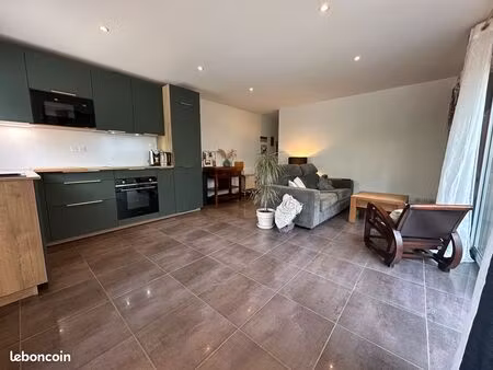 appartement type maison avec parking et jardin