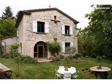 charmante maison nichée dans un écrin de verdure