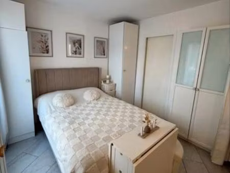 vend studio de 33m2 un coin chambre   salon  cuisine équipée  une petite entrée  un balcon