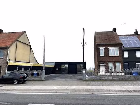 magazijn met burelen en parkeer mogelijkheden