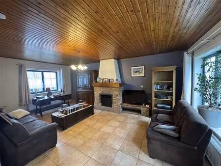 jolie maison 3 façades avec 4 chambres et jardin clôturé