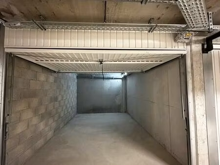 box garage fermé et sécurisé