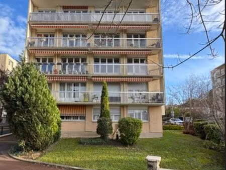 appartement très lumineux et traversant de 3 pièces avec balcon filant  vue dégagée  situé