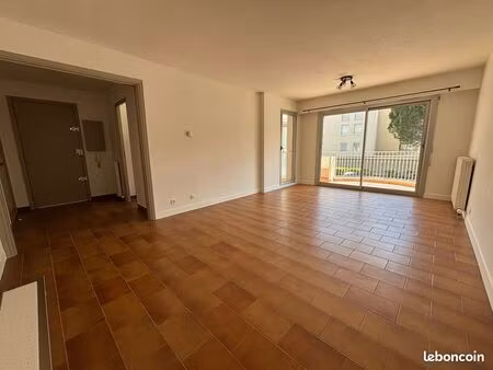 appartement 3 pièces rénové – 65 m² – parking – fréjus