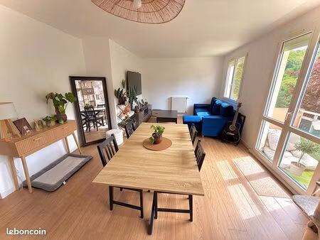 appartement meublé (t3) + garage (tout compris)