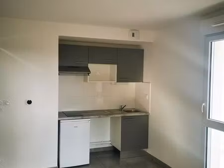 studio récent 26m² avec balcon et parking