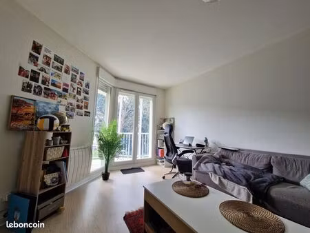 t2 avec balcon vue sur loire