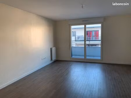 dernier étage traversant avec terrasses – résidence récente au cœur de joinville