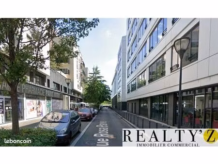 local commercial 913 m²
