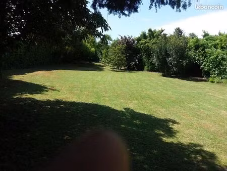 av terrain constructible de 706 m2