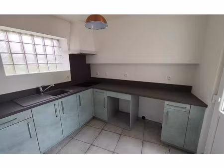 location maison  m² t-3 à pavant  700 €