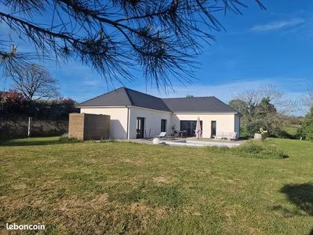 maison contemporaine de plain-pied avec piscine