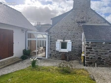 propriété de deux maisons relié par un véranda