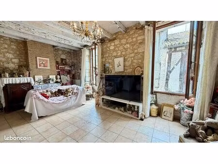 pépite historique au cœur d’issigeac : charme séculaire et terrasse secrète