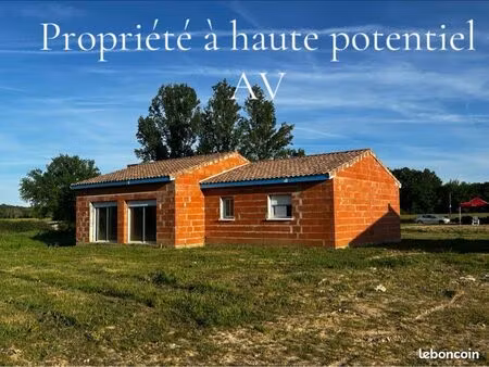 domaine de 1 ha neuf  avec trois maison et 7000 m à bâtir