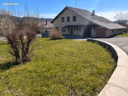 ensemble immobilier rare à morteau : maison familiale  local artisanal et terrain à bâtir