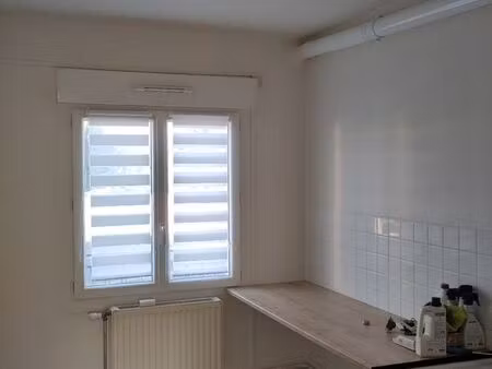 à louer à châteaudun  au 14 cours vincent  studio de 28 m² avec cuisine séparée