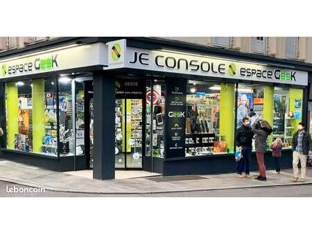 magasin sous enseigne dédié à la vente de produits dérivés