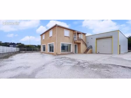 local 590 m²