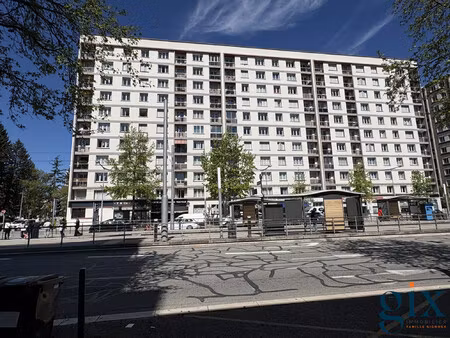 appartement lumineux avec beau sejour